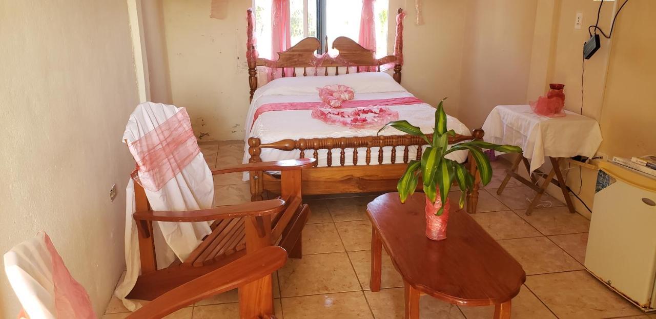 Pal'S On The Beach - Dangriga, Belize Екстериор снимка